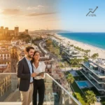 Couple d'investisseurs souriants sur un rooftop avec vue panoramique sur la côte espagnole au coucher du soleil, mêlant ville historique, plage et immeubles modernes. Flèche de croissance de l'investissement.