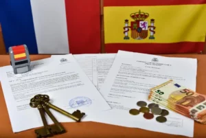 Quel apport pour acheter en Espagne ? Infographie avec drapeau espagnol, Sagrada Família, villa avec piscine et éléments financiers : 20-30 % pour les résidents et 30-40 % pour les non-résidents