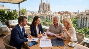 Avocats francophones Segarra et Galepides sécurisant un achat immobilier à Barcelone face à la Sagrada Familia.