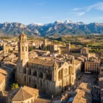 Vue panoramique de la ville de Huesca en Aragon avec la cathédrale et les Pyrénées en arrière-plan