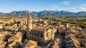 Vue panoramique de la ville de Huesca en Aragon avec la cathédrale et les Pyrénées en arrière-plan