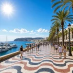 Vue panoramique sur la promenade de l'Explanada de España et la marina d'Alicante sous un grand soleil