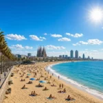 Vue panoramique de la plage de Barceloneta et de la skyline de Barcelone avec la Sagrada Familia sous un grand soleil